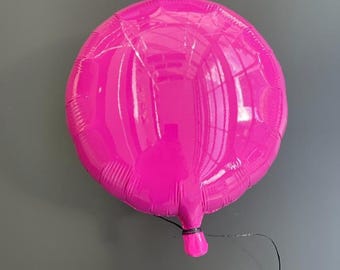 Adorno de pared de arte pop, globo de helio de cerámica rosa magenta, arte de pared para habitación de bebé, decoración para habitación de niña, escultura de cerámica, cerámica de bellas artes.