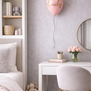 K&ouml;nnte beinhalten: Ein Set aus drei Keramikbechern mit gesprenkelter, matter Oberfl&auml;che. Die Becher sind in Creme-, Hellgrau- und Dunkelgraut&ouml;nen gehalten. Jeder Becher hat ein schlichtes, minimalistisches Design und einen abgerundeten Griff.