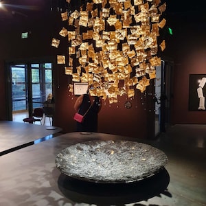 Modern konst, unik skulptur av guldöron, biennalkonst, inredningsarkitekt, Dana Bloom originalkonst, anländer inramad bild 1