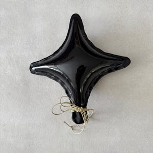 Globo de cerámica con forma de estrella negra, arte de pared para habitación infantil, adorno para habitación infantil, sala de juegos infantil, decoración de estrellas, escultura de arte pop, regalo para baby shower. imagen 10