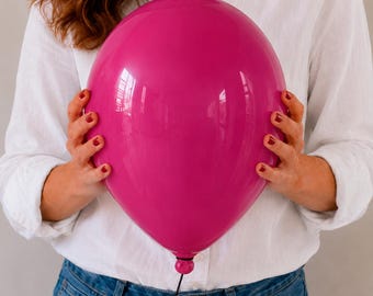 Arte mural pop art, escultura de cerámica magenta con globo, decoración ecléctica, arte lúdico para el hogar, diseñador de interiores, decoración de pared de cerámica 3D