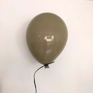 Escultura de globo de cerámica gris urbana para colgar en la pared