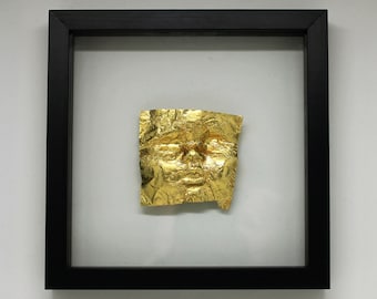 Museumskonst, Unik inramad guldfärgad ansiktsskulptur, Inramad lyxig väggbonad, Inredningsarkitekt, Dana Bloom Original Art