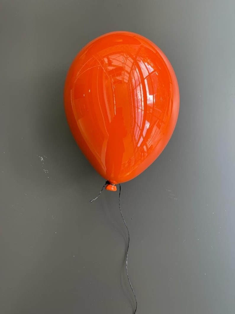 Högblank väggdekor, Färgglad väggkonst, Orange keramisk ballong, Lyxig väggkonst, Orange väggkonst, Lekfull barnrumsdekor, Väggdekoration bild 2