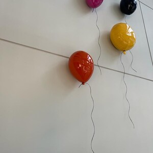 Högblank väggdekor, Färgglad väggkonst, Orange keramisk ballong, Lyxig väggkonst, Orange väggkonst, Lekfull barnrumsdekor, Väggdekoration bild 5