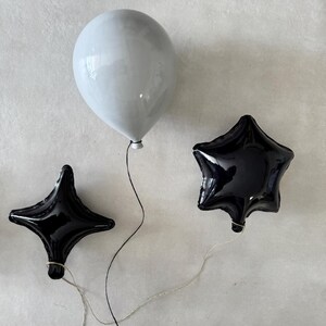 Globo de cerámica con forma de estrella negra, arte de pared para habitación infantil, adorno para habitación infantil, sala de juegos infantil, decoración de estrellas, escultura de arte pop, regalo para baby shower. imagen 6