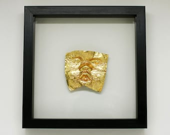 Unik inramad guldfärgad ansiktsskulptur, väggbonad i museibutik, inredningsarkitekt, Dana Bloom originalkonst
