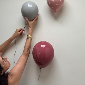 Globo de cerámica con forma de estrella negra, arte de pared para habitación infantil, adorno para habitación infantil, sala de juegos infantil, decoración de estrellas, escultura de arte pop, regalo para baby shower. imagen 13