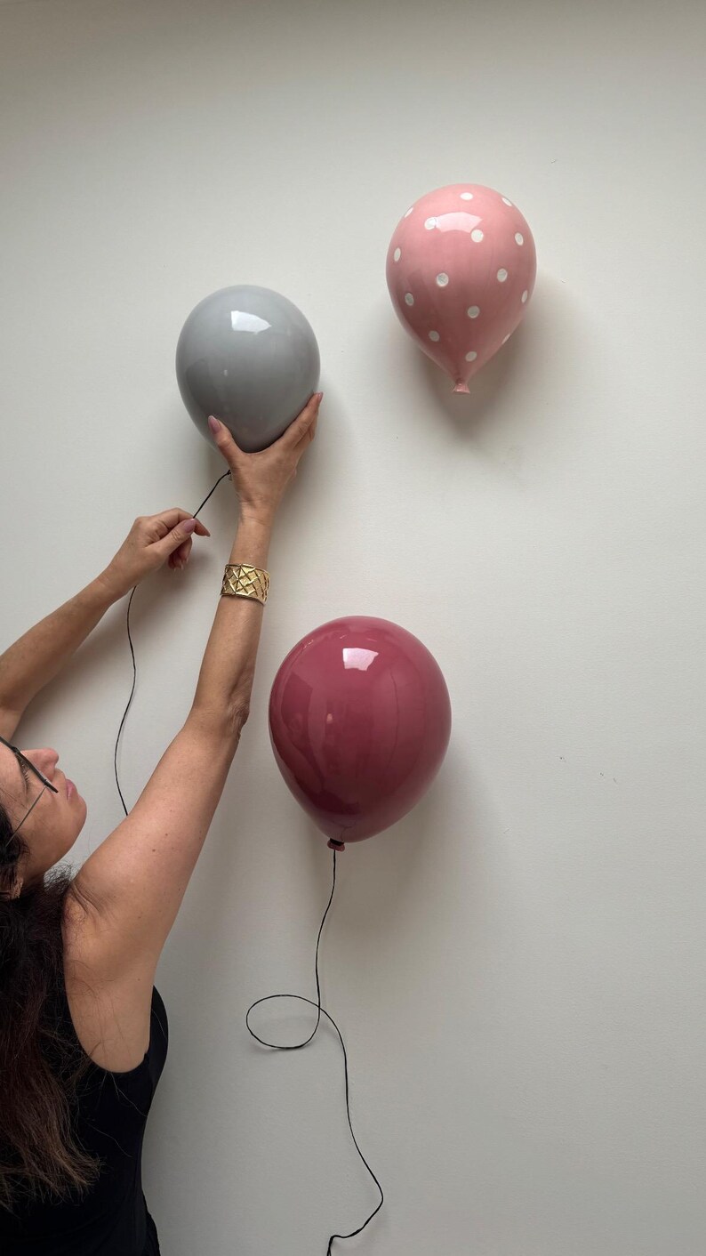 Globo de cerámica con forma de estrella negra, arte de pared para habitación infantil, adorno para habitación infantil, sala de juegos infantil, decoración de estrellas, escultura de arte pop, regalo para baby shower. imagen 13