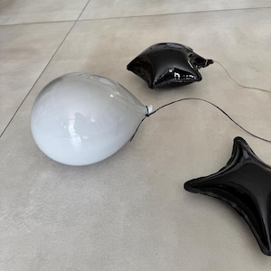 Globo de cerámica con forma de estrella negra, arte de pared para habitación infantil, adorno para habitación infantil, sala de juegos infantil, decoración de estrellas, escultura de arte pop, regalo para baby shower. imagen 5