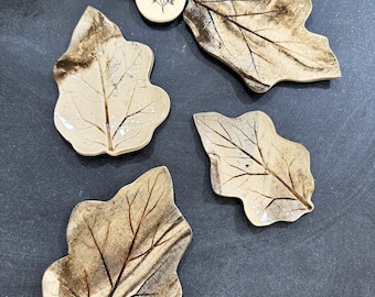 Set mit 4 handgefertigten Keramikblattplatten, kleine Keramikblattschale, Keramikschale, Blattförmige Trinketplatte, Snacktablett-Blattplatte, Weihnachtsgeschenk