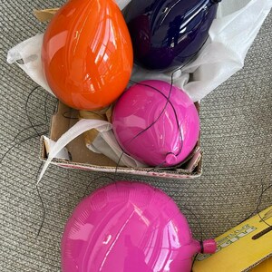 Högblank väggdekor, Färgglad väggkonst, Orange keramisk ballong, Lyxig väggkonst, Orange väggkonst, Lekfull barnrumsdekor, Väggdekoration bild 4