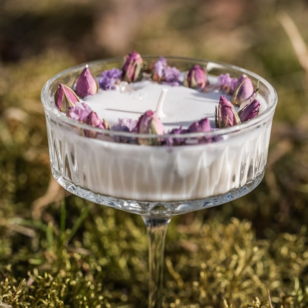 Öko-Kerze im Glas mit natürlichen Blumen, Rosenquarz und erstaunlichem Duft.