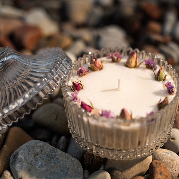 Bougie écologique naturelle dans un beau verre avec des fleurs, un parfum incroyable, des paillettes et du quartz rose