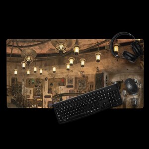 Pode incluir: Um tapete de rato retangular com uma cena interior detalhada com luzes penduradas e ferramentas. Um teclado, um rato e auscultadores pretos estão colocados no tapete. O design do tapete tem um esquema de cores castanho e bege.