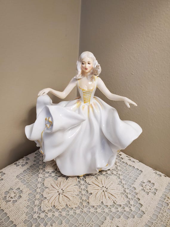 【貴重】アメリカ製　Sweet Romance　ミニチュア ジュエリーショップ Vintage Royal Doulton Sweet Seventeen Bone China Figurine - Etsy