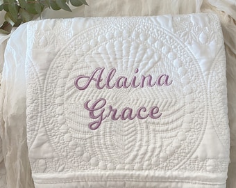 Personalisierte Baby Quilt, Name bestickte Neugeborene Decke, Erbstück Kinderzimmer Bettwäsche, Babypartygeschenk