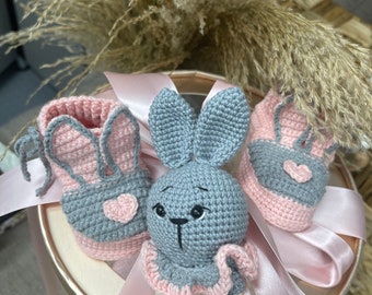 Baby gift box with crochet bunny and knitted baby booties Newborn Gift Box / Baby Booties / Bunny Rattle Bastim Baby Postpartum baby gift bo