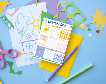 Puede incluir: Un modelo de lista de verificación diaria colorido con secciones para la mañana, la tarde y la noche. La lista de verificación incluye un calendario, una lista de tareas y un rastreador de hábitos. El modelo está rodeado de recortes de papel de colores, incluyendo una estrella, círculos y una casa.