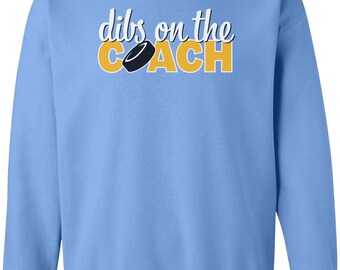 Felpa Dibs on the Coach - Divertente regalo per moglie di hockey - Comoda felpa girocollo da hockey per fidanzata