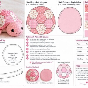 Pode incluir: Um molde de costura para uma tartaruga de pel&uacute;cia, com um casco de patchwork rosa feito de tecido floral e xadrez. O documento inclui um guia visual, sugest&otilde;es de tecidos, um guia de corte e instru&ccedil;&otilde;es de montagem passo a passo.
