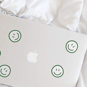 Smile minis No. 2, Spiegelaufkleber / Sticker für Laptop, positives Mindset, Affirmation und Selbstliebe, Aufklebedesign für Zuhause Waldgrün