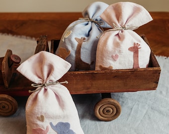 Sacchetto in puro lino colorato celeste con fiori di lavanda provenzale, decorato con sagome di animali in pannolenci