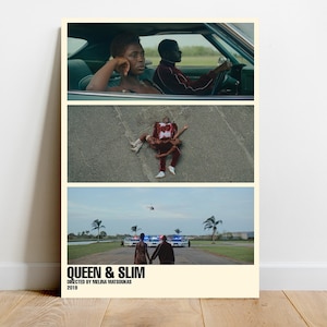 Peut inclure: Affiche de film minimaliste pour le film "Queen & Slim" réalisé par Melina Matsoukas. L'affiche présente trois images : un couple dans une voiture, le couple allongé sur le sol et le couple s'éloignant de voitures de police.