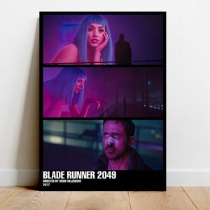 K&ouml;nnte beinhalten: Ein Filmplakat f&uuml;r den Film "Blade Runner 2049", Regie f&uuml;hrte Denis Villeneuve, der Film erschien 2017. Das Plakat zeigt drei Bilder: eine Frau mit blauen Haaren, einen Mann mit einer Narbe im Gesicht und die Silhouette eines Mannes in der Ferne.