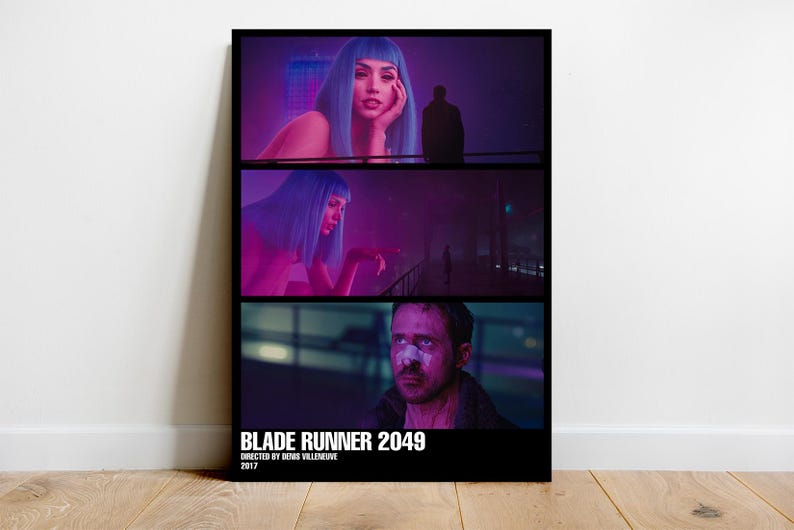 K&ouml;nnte beinhalten: Ein Filmplakat f&uuml;r den Film "Blade Runner 2049", Regie f&uuml;hrte Denis Villeneuve, der Film erschien 2017. Das Plakat zeigt drei Bilder: eine Frau mit blauen Haaren, einen Mann mit einer Narbe im Gesicht und die Silhouette eines Mannes in der Ferne.