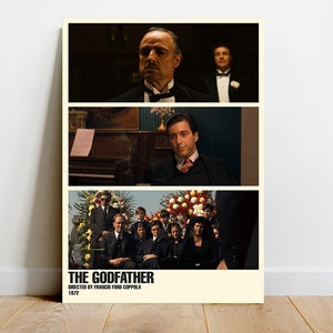 Puede incluir: Un p&oacute;ster de pel&iacute;cula minimalista para El Padrino, una pel&iacute;cula de 1972 dirigida por Francis Ford Coppola. El p&oacute;ster presenta tres escenas de la pel&iacute;cula: un primer plano de Don Vito Corleone, una escena de Michael Corleone tocando el piano y una escena de la familia Corleone en un funeral.
