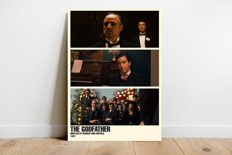 Puede incluir: Un p&oacute;ster de pel&iacute;cula minimalista para El Padrino, una pel&iacute;cula de 1972 dirigida por Francis Ford Coppola. El p&oacute;ster presenta tres escenas de la pel&iacute;cula: un primer plano de Don Vito Corleone, una escena de Michael Corleone tocando el piano y una escena de la familia Corleone en un funeral.
