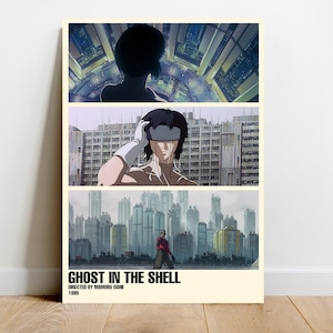 Peut inclure: Une affiche de film minimaliste pour le film "Ghost in the Shell" réalisé par Mamoru Oshii. L'affiche présente trois scènes du film, chacune avec un personnage et un décor différents. La scène du haut montre une femme regardant un paysage urbain futuriste. La scène du milieu montre un homme avec un bandeau sur les yeux, regardant un paysage urbain. La scène du bas montre un homme marchant dans un paysage urbain futuriste.