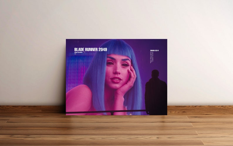 Puede incluir: Un p&oacute;ster de pel&iacute;cula para la pel&iacute;cula "Blade Runner 2049" con una mujer de cabello azul sobre un fondo rosa. El texto "Blade Runner 2049" est&aacute; en la parte superior del p&oacute;ster.