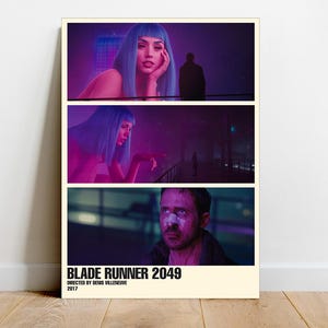 K&ouml;nnte beinhalten: Ein minimalistisches Filmplakat f&uuml;r den Film "Blade Runner 2049", Regie: Denis Villeneuve. Das Plakat zeigt drei Szenen aus dem Film: eine Frau mit blauen Haaren, eine Frau mit blauen Haaren in einer futuristischen Stadt und einen Mann mit einer Narbe &uuml;ber dem Auge.