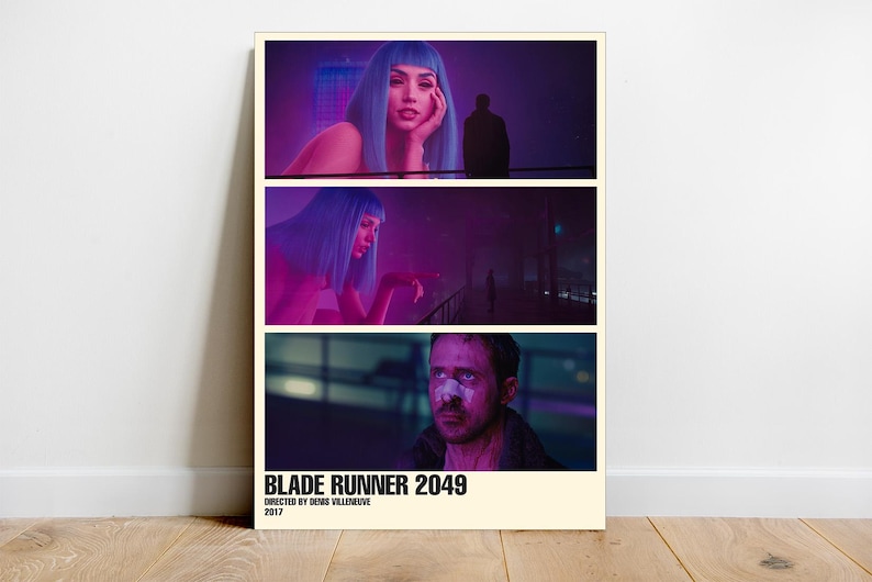K&ouml;nnte beinhalten: Ein minimalistisches Filmplakat f&uuml;r den Film "Blade Runner 2049", Regie: Denis Villeneuve. Das Plakat zeigt drei Szenen aus dem Film: eine Frau mit blauen Haaren, eine Frau mit blauen Haaren in einer futuristischen Stadt und einen Mann mit einer Narbe &uuml;ber dem Auge.