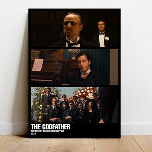 Puede incluir: Un p&oacute;ster en blanco y negro con tres escenas de la pel&iacute;cula "El Padrino". La escena superior muestra a Marlon Brando como Don Vito Corleone. La escena del medio muestra a Al Pacino como Michael Corleone. La escena inferior muestra a un grupo de hombres con trajes negros y corbatas en un funeral.