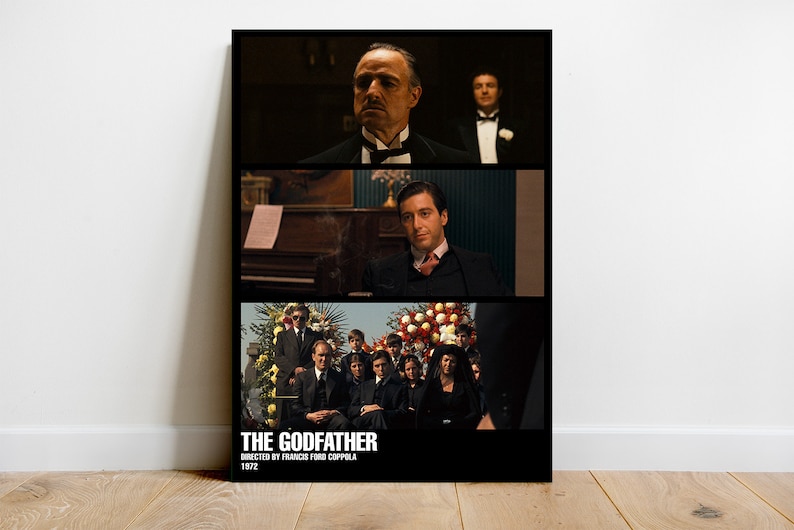 Puede incluir: Un p&oacute;ster en blanco y negro con tres escenas de la pel&iacute;cula "El Padrino". La escena superior muestra a Marlon Brando como Don Vito Corleone. La escena del medio muestra a Al Pacino como Michael Corleone. La escena inferior muestra a un grupo de hombres con trajes negros y corbatas en un funeral.