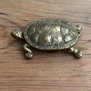 Caja de baratijas con forma de tortuga de latón vintage
