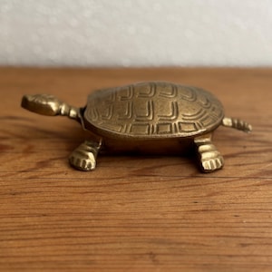 Caja de baratijas de tortuga de latón