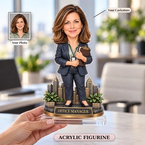 Puede incluir: Una figura de acrílico personalizada con una caricatura de una persona de cabello castaño hasta los hombros, vistiendo un traje azul oscuro y sosteniendo un portapapeles marrón. La base muestra un horizonte urbano, plantas y OFFICE MANAGER.