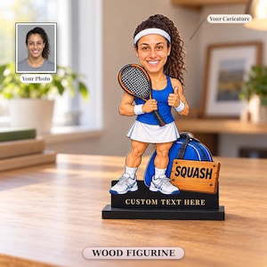Könnte beinhalten: Eine individuelle Holzfigur, die eine Karikatur eines Squashspielers mit weißem Stirnband, blauem Tanktop und weißem Rock zeigt. Die Figur hält einen Squashschläger, steht neben einer blauen Sporttasche und hat ein Schild mit SQUASH.