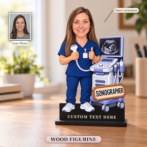 Könnte beinhalten: Eine individuelle Holzfigur mit einer Karikatur einer Person mit langem braunen Haar in blauer Arbeitskleidung, die eine Ultraschallsonde neben einem Ultraschallgerät hält. Ein Schild zeigt SONOGRAPHER und der Sockel CUSTOM TEXT HERE.
