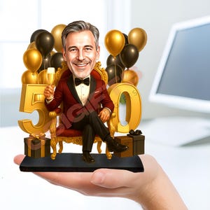 Op de afbeelding: Een gepersonaliseerd karikatuurbeeldje van een glimlachend persoon in een bordeauxrood smokingjasje en zwarte vlinderdas, zittend op een gouden stoel met een champagneglas. Het display bevat het gouden getal 50, ballonnen en cadeaus.