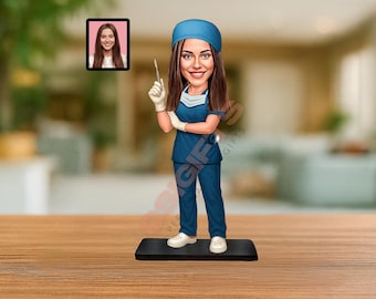 Female Surgeon Gift – Personalized Cartoon Surgeon Figurine from Photo, Custom Medical Caricature Wooden Desk Ornament Doctor Gift Nifty