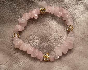 Bracciale elastico in quarzo rosa e oro