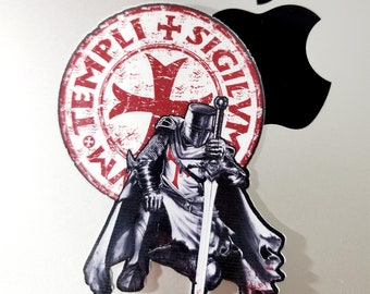 May include: A black and white illustration of a knight holding a sword. The knight is wearing armor and a helmet. The illustration is surrounded by a red circle with the text "TEMPLI SIGILLVM".