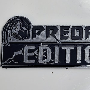 Predator Edition skärmskydd för bagageutrymme eller baklucka. ABS-plast, UV-behandlad för lång livslängd.