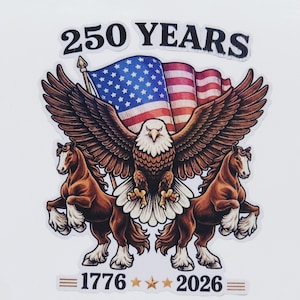 Pode incluir: Um autocolante com uma águia careca americana, a bandeira americana e dois cavalos castanhos. O texto "250 YEARS" está no topo, com "1776" e "2026" na parte inferior, celebrando a história da nação. O design é patriótico.