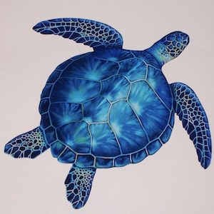 Puede incluir: Una tortuga marina azul con un patrón de caparazón detallado. La tortuga está nadando con sus aletas extendidas.